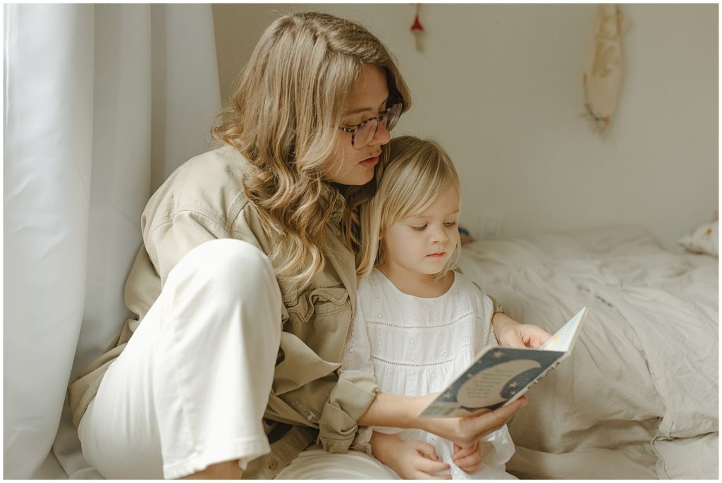 Anneabel reads to her daughter in documentary family photography.