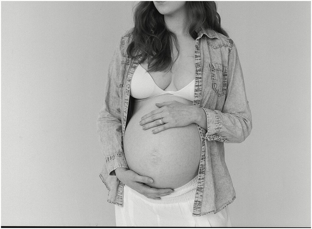 A Milwaukee maternity photographer zooms in on a woman's baby bump.